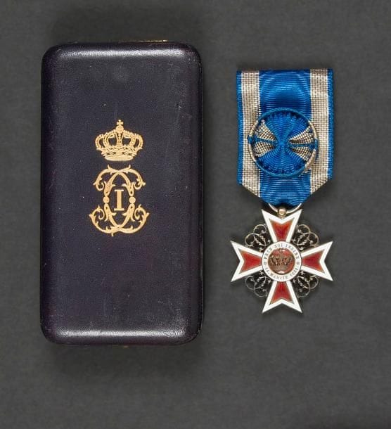 ROUMANIE
ORDRE DE LA COURONNE, fondé en 1881.
Étoile d’officier du Ier type.
Vermeil et émail. Ruban à rosette. Poinçon de titre. 
Diamètre : 39 mm - Poids brut : 26 g
Dans écrin de Resch au chiffre de Carol Ier
SUP.