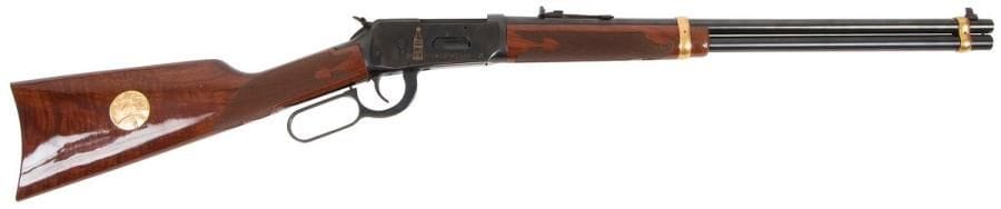 Carabine Winchester modèle 94AE « Coca Cola - 1 of 2500 », calibre 30-30 Win. 
Canon de 49 cm (20’’). Finition bleuie gravée. Crosse en noyer avec médaille dorée. 
Longueur totale : 97 cm 
Catégorie C à déclarer. 
Exemplaire n°1416 sur 2500. 
N°1416