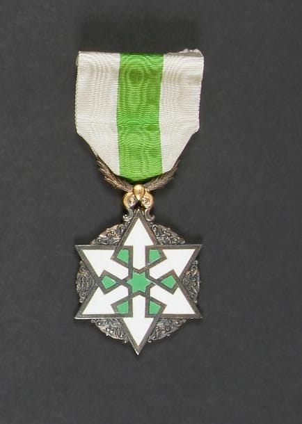 SYRIE - FRANCE
ORDRE DU MÉRITE SYRIEN, créé en 1926.
Étoile de chevalier.
Argent, vermeil et émail. Ruban. Poinçon d’Arthus Bertrand.
60 x 42 mm - Poids brut : 38 g 
SUP. 