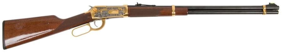 Carabine Winchester modèle 9410 Shotgun « Fort Ticonderoga », calibre 410. 
Canon de 59 cm (24’’). Finition dorée, gravée et argentée à décor d’animaux. Crosse en noyer. 
Longueur totale : 106 cm 
Catégorie C à déclarer. 
N°SG13831