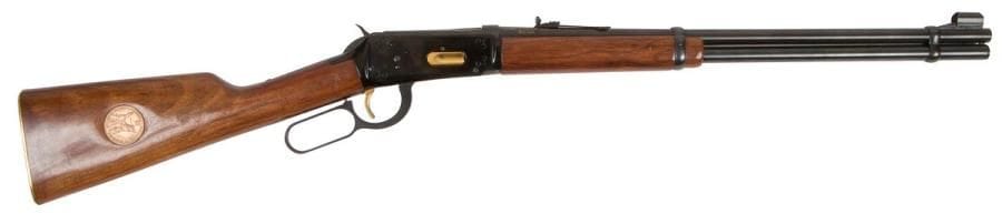 Carabine Winchester modèle 94 « Land of Lincoln (Illinois) Sesquicentennial 1818-1968 », calibre 30-30 Win. 
Canon de 49 cm (20’’). Finition bronzée gravée. Crosse en noyer avec médaille. 
Longueur totale : 96 cm 
Catégorie C à déclarer. 
N°IS26484