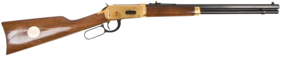 Short Rifle Winchester « Arms of Rhode island a century of leadership 1866-1966 », calibre 30-30. 
Canon de 49 cm (20’’). Finition dorée. Crosse en noyer avec médaille dorée. 
Longueur totale : 96 cm 
Catégorie C à déclarer. 
N°52939