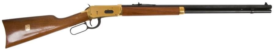 Rifle Winchester « A Century of leadership 1866-1966 », calibre 30-30. 
Canon à pans de 64 cm (26’’). Finition dorée. Crosse en noyer avec petite plaque en or poinçonnée, monogrammée « V M ». 
Longueur totale : 113 cm 
Catégorie C à déclarer. 
N°68080