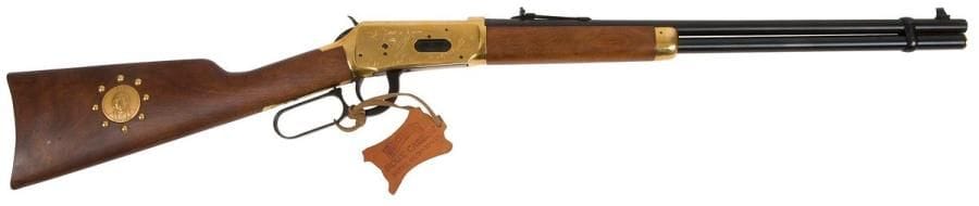 Carabine Winchester modèle 94 « Sioux Carabine », calibre 30-30 Win. 
Canon de 49 cm (20’’). Finition dorée et gravée à décor d’indiens. Crosse en noyer avec cloutage et médaille dorée. 
Longueur totale : 96 cm 
Dans sa boîte. 
Catégorie C à déclarer. 
N° SU11017