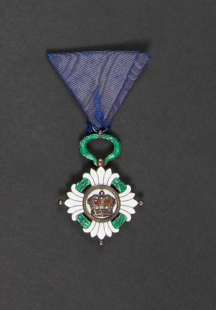YOUGOSLAVIE
ORDRE DE LA COURONNE, créé en 1929. 
Croix de 5e classe. 
Argent, vermeil et émail (éclats à la couronne). Ruban triangulaire. 
58 x 43 mm - Poids brut : 30 g
T.T.B. 