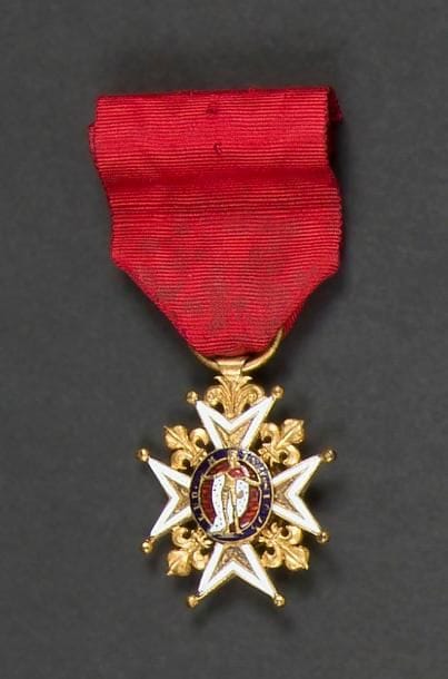 FRANCE 
ORDRE MILITAIRE et ROYAL DE SAINT LOUIS, créée en 1693
Étoile de chevalier. Fabrication en bronze doré et émail (quelques boules faussées). Ruban. 
40 x 30 mm 
T.T.B. 
