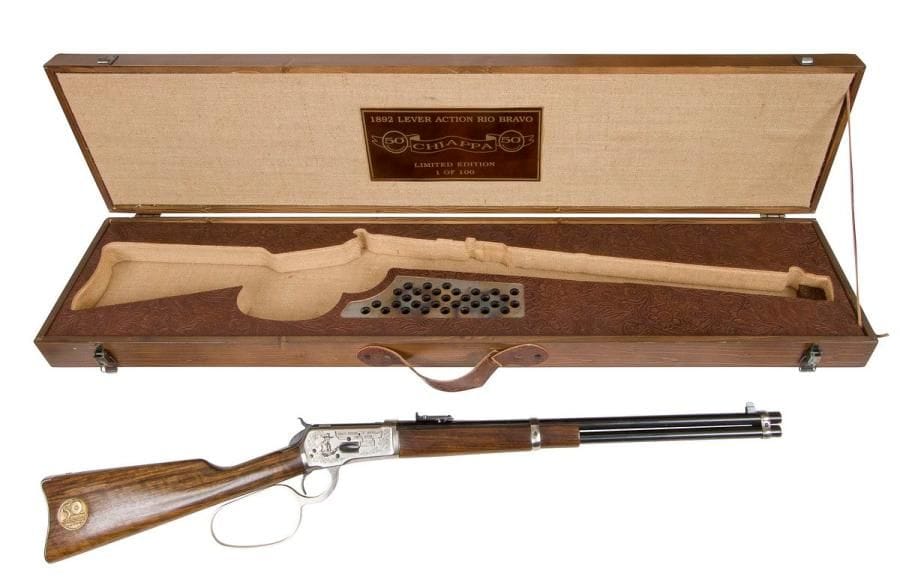 Carabine Chiappa Arms modèle 1892 « Rio Bravo 1 of 100 », calibre 44 Rem Mag. 
Canon de 49 cm (20’’). Finition argentée et gravée. Levier Large loop. Crosse en noyer marbré avec médaille dorée. 
Longueur total : 95 cm 
Dans son coffret en forme. 
Catégorie C à déclarer. 
N°T2677