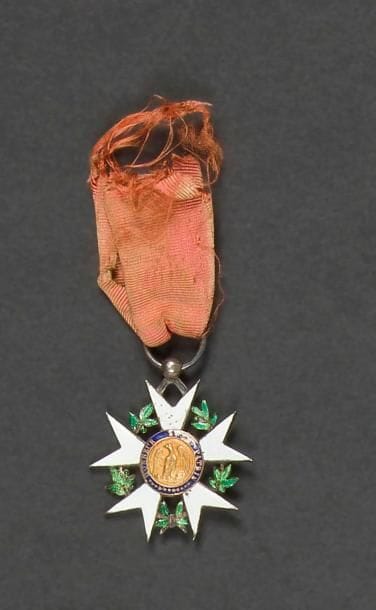 FRANCE 
ORDRE DE LA LÉGION D’HONNEUR, institué en 1802. 
Étoile de chevalier du 1er type, d’époque Premier Empire. 
Argent, or et émail (éclats). Centres en or. Fragment de ruban d’époque. 
38 x 33 mm - Poids brut : 10 g
T.B. 