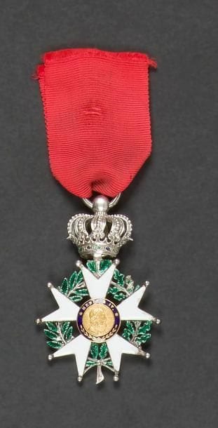 FRANCE 
ORDRE DE LA LÉGION D’HONNEUR, institué en 1802. 
Étoile de chevalier d’époque Monarchie de Juillet. 
Argent, or et émail (éclats, une boule faussée). Ruban. Poinçon tête de sanglier. 
65 x 40 mm - Poids brut : 22 g
T.B. 