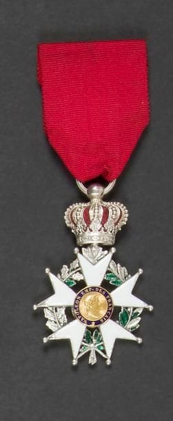 FRANCE
ORDRE DE LA LÉGION D’HONNEUR, institué en 1802. 
Étoile de chevalier d’époque Monarchie de Juillet modifié Second Empire. 
Argent, or et émail (manques aux feuillages, éclats). Poinçon tête de lièvre (1819-1838). 
64 x 43 mm - Poids brut : 24 g
B. Dans un écrin RF postérieur. 