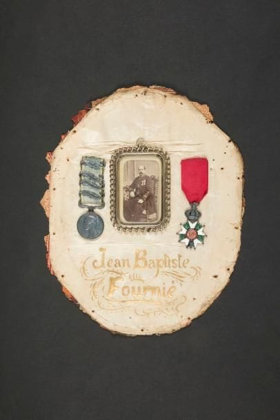 Souvenirs de Jean Baptiste FOURNIE, officier de l’intendance sous le Second Empire. 
Cadre contenant ses deux médailles : 
- Étoile de chevalier de la Légion d’honneur d’époque Second Empire. Ruban. T.B. (éclats). 
- Médaille de Crimée. Ruban à 4 agrafes anglaises « ALMA », « BALAKLAVA », « INKERMANN », « SEBASTOPOL »
Avec sa photographie format carte de visite dans un cadre en métal argenté. 
Présenté sur fond de soie marquée à l’or « Jean Baptiste FOURNIE ».
26 x 20 cm 
On y joint son brevet de chevalier de la Légion d’honneur, sur vélin, contrecollé sur carton. 
A.B.E.