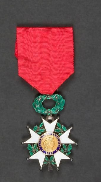 FRANCE 
ORDRE DE LA LÉGION D’HONNEUR, institué en 1802. 
Étoile de chevalier d’époque IIIe république. Argent, or et émail. Poinçon au cygne. Ruban. 
Hauteur : 57 mm - Poids brut : 22 g 
T.T.B
