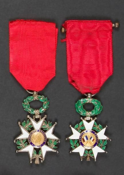 FRANCE
ORDRE DE LA LÉGION D’HONNEUR, institué en 1802. Deux étoiles de chevalier d’époque IIIe République. Argent or et émail (éclats) : 
- Une dans un écrin
- Modèle de luxe à filets et feuillages en relief. Hauteur : 60 mm environ - Poids brut total : 50 g Poinçon tête de sanglier. B.