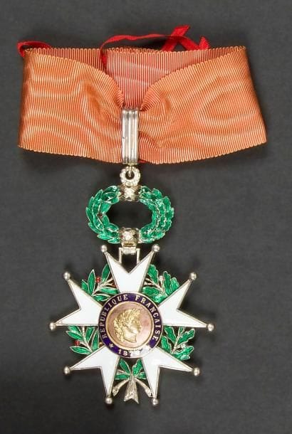 FRANCE 
ORDRE DE LA LÉGION D’HONNEUR, institué en 1802. 
Étoile de commandeur, d’époque IIIe République, modèle de luxe à filets. 
Vermeil et émail (un éclat et une boule faussée). Centres en or en trois parties. Feuillages de la couronne en fort relief. Poinçons tête de sanglier et d’orfèvre. 
88 x 63 mm - Poids brut : 64 g 
Dans un écrin Arthus Bertrand marqué « RF ».
T.T.B. 