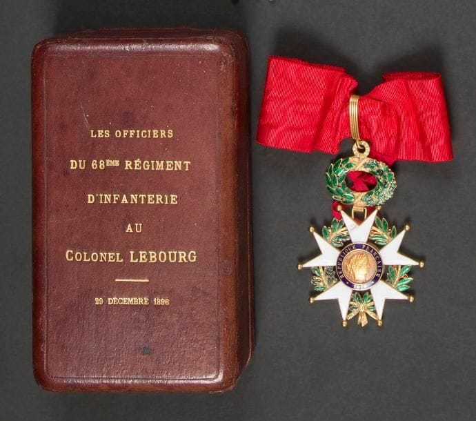 FRANCE 
ORDRE DE LA LÉGION D’HONNEUR, institué en 1802. 
Étoile de commandeur d’époque IIIe République, offerte au Colonel LEBOURG du 68e régiment d’infanterie par les officiers du régiment, le 29 décembre 1896.
Or et émail (éclats et manques). Poinçon tête d’aigle et d’orfèvre d’Octave LASNE. Cravate. 
Dans son écrin marqué à l’or sur le couvercle. 
87 x 60 mm - Poids brut : 68 g
T.B. 