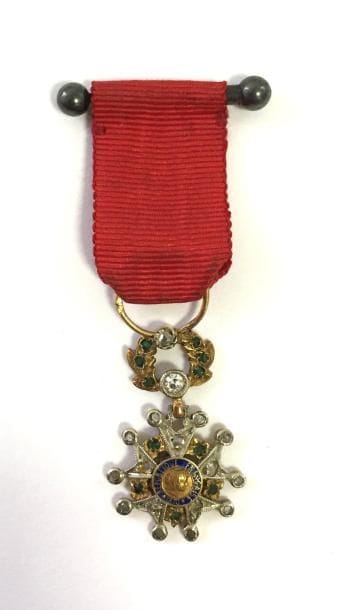 FRANCE 
ORDRE DE LA LÉGION D’HONNEUR, institué en 1802. 
Étoile de chevalier d’époque IVe République, en miniature. 
Or et émail, garnie de petits diamants (manque un). Ruban. 
21 x 12 mm - Poids brut : 2 g
Dans un écrin. 