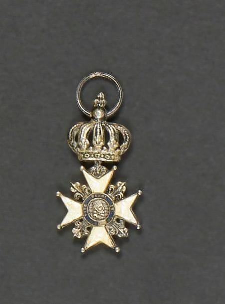 FRANCE 
Croix du Lys. 
Argent et émail (jaunie, petit éclat). 
35 x 19 mm - Poids brut : 4 g
T.B. 