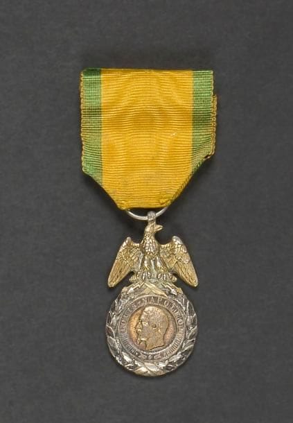 FRANCE 
MÉDAILLE MILITAIRE, créé en 1852. 
Médaille militaire du 2e type. 
Vermeil, argent et émail (restes). Ruban. 
42 x 25 mm - Poids brut : 18 g 
B.