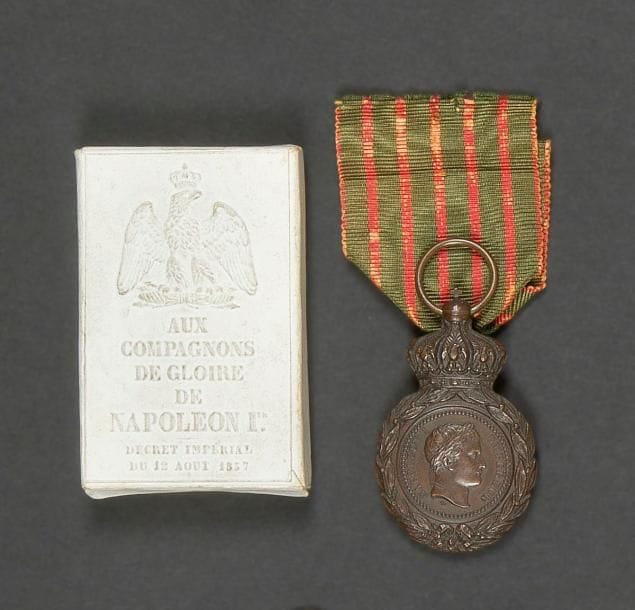 FRANCE 
MÉDAILLE DE SAINTE- HÉLÈNE, créé en 1857. 
Bronze patiné. Ruban. 
50 x 30 mm - Avec sa boîte en carton gaufré, à l’Aigle. 
T.T.B. 