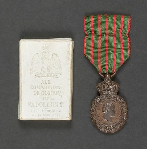 FRANCE
MÉDAILLE DE SAINTE-HÉLÈNE, créé en 1857.
Bronze patiné. Ruban.
Avec sa boîte en carton gaufré, à l’Aigle.
50 x 30 mm
SUP.