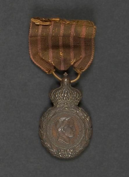 FRANCE 
MÉDAILLE DE SAINTE- HÉLÈNE, créé en 1857. 
Bronze patiné. Avec ruban. 
50 x 30 mm 
T.T.B. 