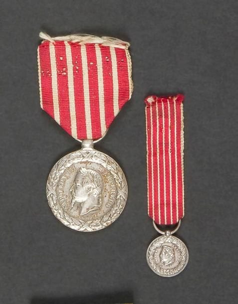 FRANCE 
MÉDAILLE DE LA CAMPAGNE D’ITALIE, créé en 1859. 
Deux médailles : 
- une taille ordonnance. Ruban. Diamètre : 30 mm 
- une en réduction. Ruban. Diamètre : 15 mm 
Poids brut total : 20 g
T.T.B. 
