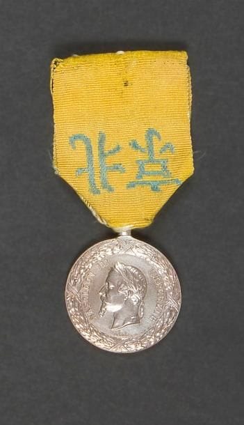 FRANCE
Médaille de Chine (1860). 
Argent (bélière réparée). Ruban tissé. 
30 mm - Poids brut : 16 g
T.T.B. 