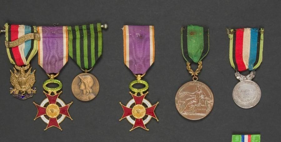 FRANCE 
GUERRE DE 1870
Médailles d’un vétéran de la guerre de 1870, M. J. LE BRET. 
- Médaille en argent de la société de retraite « Les Vétérans des Armées de Terre et de Mer 1870-1871 ». Poinçon de la Monnaie sur la tranche. Attribuée au dos « J.LE BRET 7 Xbre 1899. ». 29 mm - Poids brut : 12 g 
- Médaille de la Société nationale d’encouragement au bien. Bronze. 40 mm. Attribuée « J. LE BRET 30 juin 1901 »
- Médaille des anciens militaires, veuves et orphelins. Métal doré. 
- Trois médailles sur barrette : médaille de la société de retraite « Les Vétérans des Armées de Terre et de Mer 1870-1871 », 1er type émaillé. Agrafe « 1870-1871 », médaille des anciens militaires, veuves et orphelins et médaille commémorative 1870-1871 Bronze (30 mm). 
- Brochette de quatre miniatures. 
Rubans d’époque. 
T.B. 