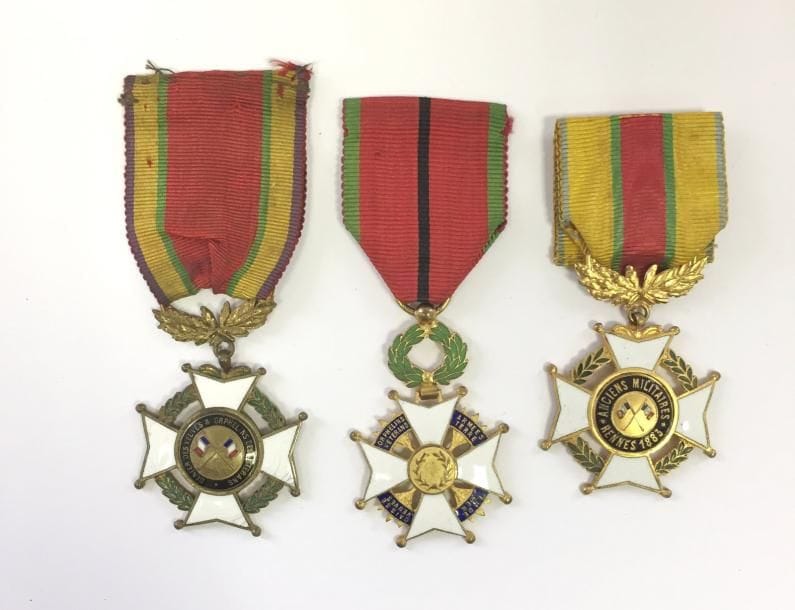 FRANCE 
Trois médailles : 
- Caisse des veuves, orphelins, vétérans des armées de terre et de mer. 
- Anciens militaires Rennes 1883.
- Denier des veuves & orphelins des vétérans. 
Métal doré et émail. Rubans d’origine.