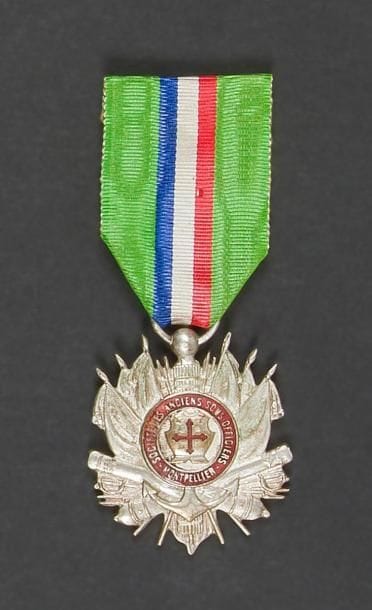FRANCE 
Médaille de la Société des anciens sous-officiers Montpellier. 
Métal argenté et émail. Ruban. 
40 x 35 mm 
T.T.B. 