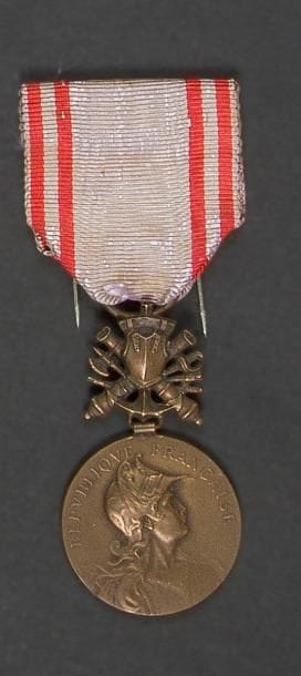 FRANCE 
Médaille Mérite national Préparation militaire. 
Bronze. Ruban d’époque. 
55 x 30 mm 
T.T.B. 