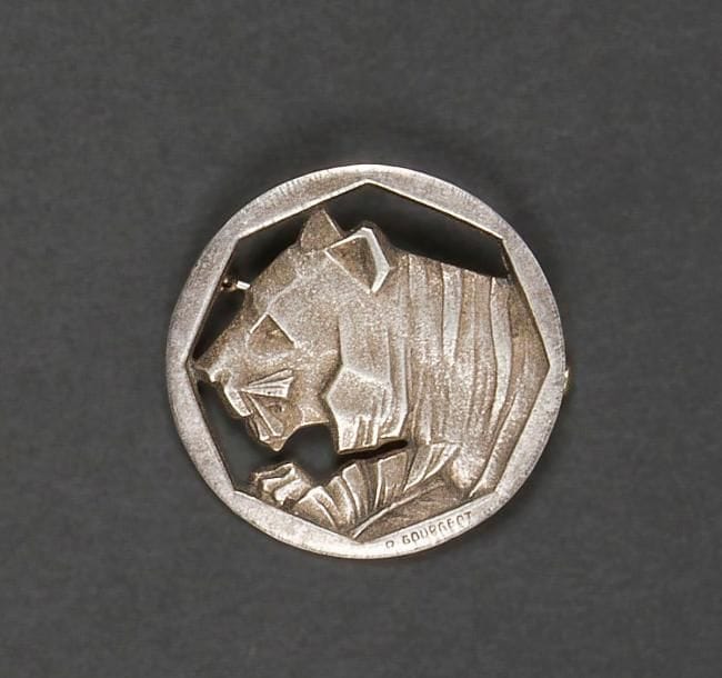 FRANCE 
Insigne d’unité au tigre, marqué « R.GOURGEOT ». 
Argenté. Attache bijoutier.
Diamètre : 43 mm - Poids brut : 10 g
B.E. On connaît plusieurs insignes du même fabricant, attribués à des unités méharistes. 