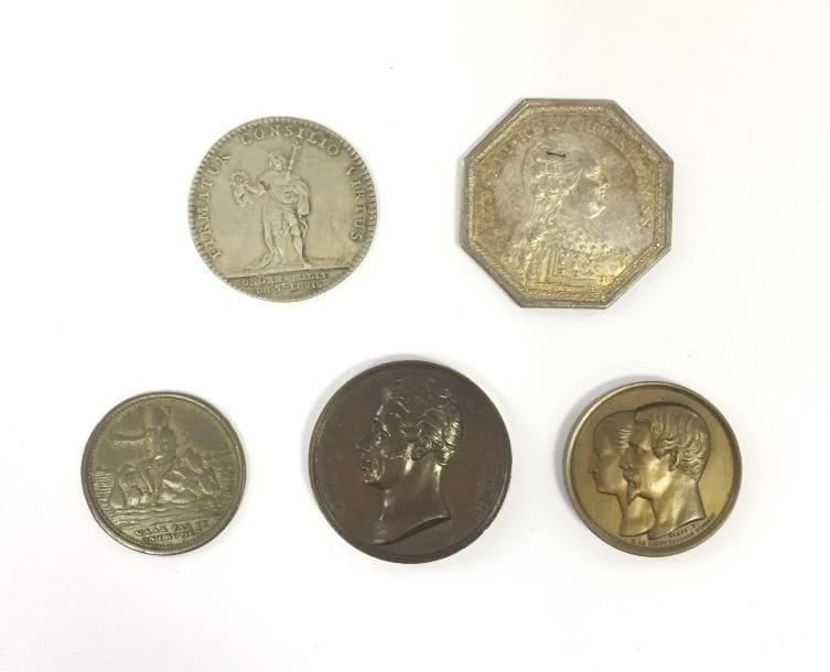 FRANCE
Cinq médailles et jetons dont un de l’ordre de Saint Louis au profil de Louis XV, ordre et milice du Saint Esprit, une médaille avènement Charles X, une sur Napoléon à Sainte-Hélène, une commémorative du mariage de Napoléon III. 