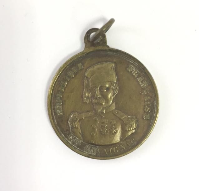 FRANCE
« Honneur aux citoyens morts pour la France. Juin 1848. »
Médaille en laiton au portrait du Général CAVAIGNAC. 
23 mm 
A.B.E. 