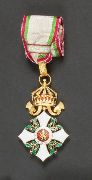 BULGARIE 
ORDRE DU MÉRITE CIVIL, créé en 1891. 
Croix de commandeur. 
Bronze doré et émail. Cravate. 
88 x 53 mm 
Dans un écrin Arthus Bertrand 
T.T.B. 