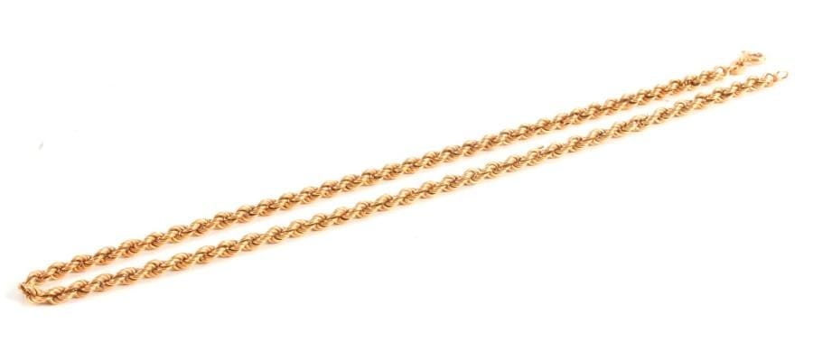 Chaîne torsadée en or 18K (750 ‰). Longueur : 40 cm environ. 
Poids : 8 g