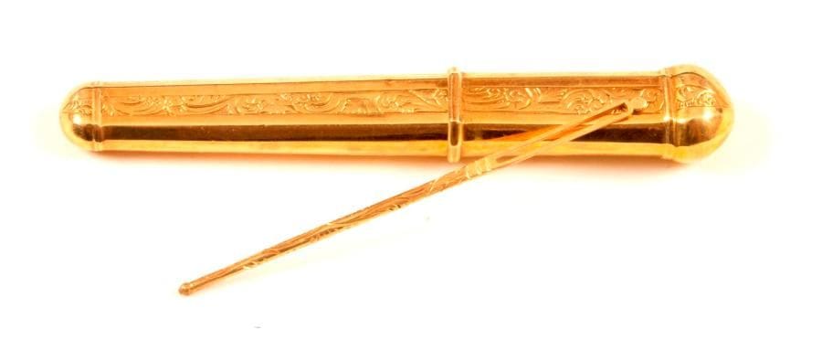 Porte-aiguille en or 18K (750 ‰) ciselé, il recèle une aiguille en or 18K. Travail français de la fin du XIXe siècle. 
Poids : 7,1 g