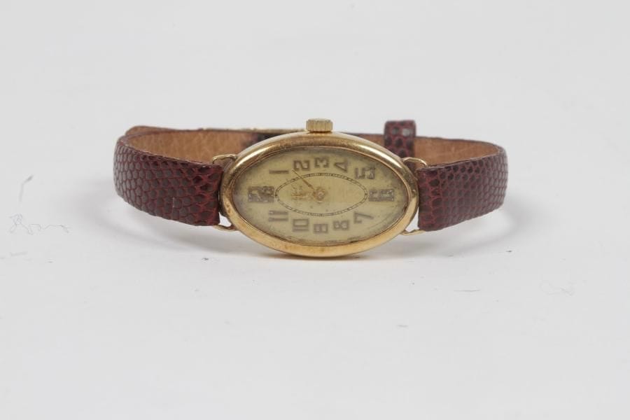 Montre de dame en or 18K (750 ‰), cadran ovale, mouvement mécanique. Poids brut : 10,4 g (remontoir métal, mouvement à réviser)