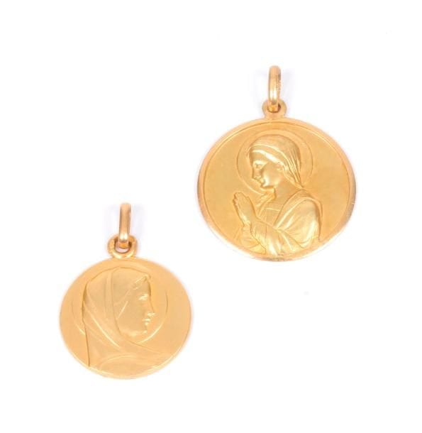 Suite de deux médailles mariales en or 18K (750 ‰). 
Poids : 9,8 g