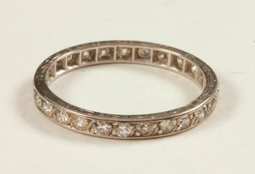 Alliance en or gris 18K (750 ‰), sertie de diamants. Tour de doigt : 55/56. 
Poids brut : 2,7 g (chocs)
