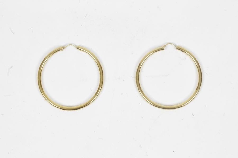 Paire de grandes créoles en or 18K (750 ‰). 
Poids : 13,7 g