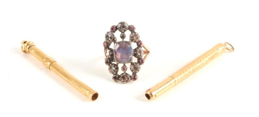 Lot comprenant : deux cure-dents montés en or 18K (750 ‰) et une bague en or et argent, ornée d'un verre opalescent, sertie de diamants taillés en roses et de pierres rouges. 
Poids brut : 13,4 g (accidents)