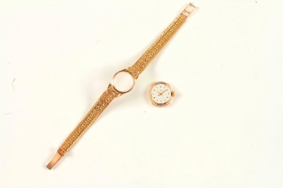 LIP. Montre de dame en or 18K (750 ‰), cadran rond, bracelet ruban souple en or 18K tissé, mouvement mécanique. Longueur : 17,5 cm environ. 
Poids brut : 24,8 g