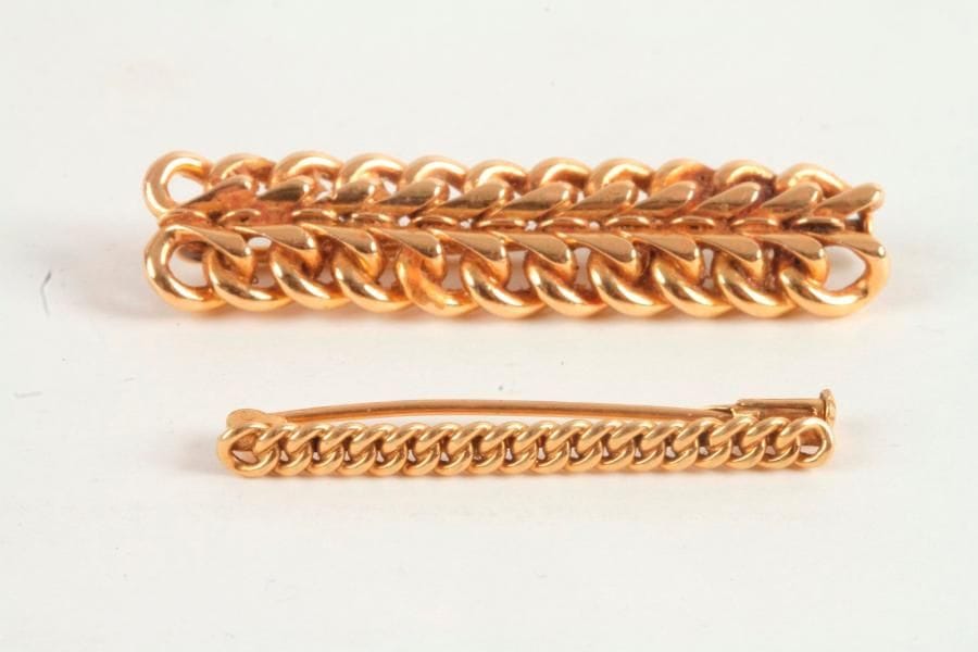 Suite de deux broches en or 18K (750 ‰) torsadé. 
Poids : 13,5 g