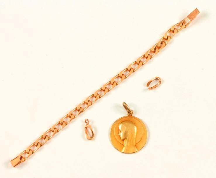 Lot de deux bijoux en or 18K (750 ‰) comprenant : une gourmette et une médaille mariale. 
Poids : 19,1 g (on joint deux maillons supplémentaires)