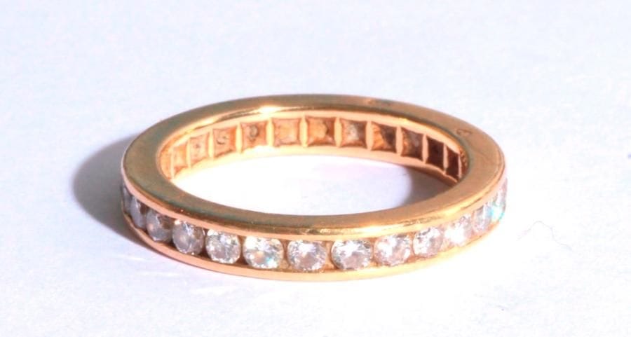 Alliance en or 18K (750‰) entièrement sertie de diamants. Tour de doigt : 51/52. 
Poids brut : 4,1 g