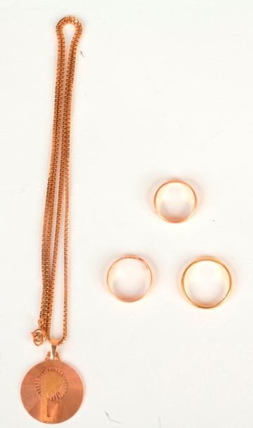 Lot de bijoux en or 18K (750 ‰) comprenant : 3 alliances et une médaille mariale coulissant sur une chaîne. 
Poids : 19,5 g