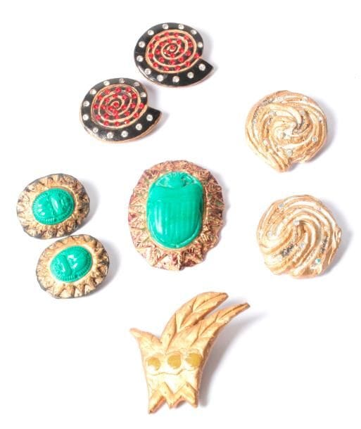 Lot de bijoux fantaisie Billy Boy ornés de pâtes de verre comprenant : une broche et une paire de clips d'oreilles ornés de scarabés, une paire de clips d'oreilles tourbillons et une paire de clips d'oreilles escargots, une broche en forme de feuille stylisée.