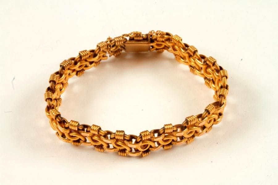 Bracelet en or 18K (750 ‰), articulé de maillons entortillés. Travail français de la seconde moitié du XIXe siècle. Dans son écrin. Longueur : 17 cm environ. Poids : 21,5 g 