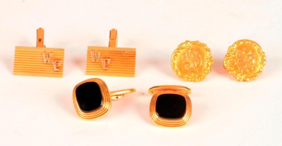 Lot de 3 paires de boutons de manchettes en or 18K (750 ‰) dont certains ornés d'onyx. 
Poids brut : 28 g
